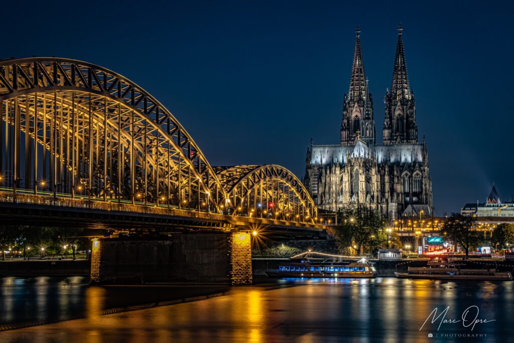 Der Kölner Dom am Abend