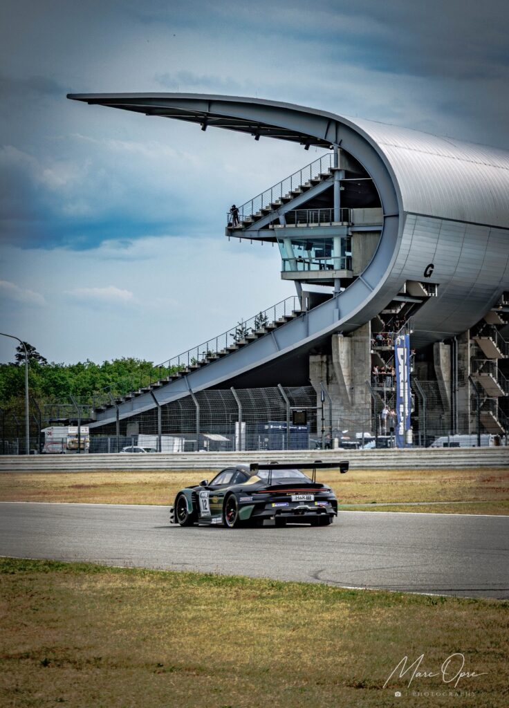 Porsche vor der Mercedes Tribühne