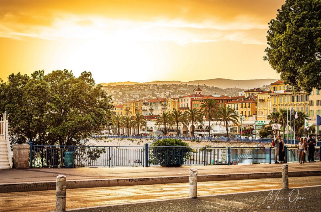 Nizza zur goldenen Stunde
